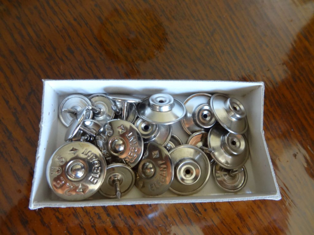 Journées du Matrimoine - Boîte à boutons de Jeannette Chantreuil (2/2) - les boutons dits "de vieux garçon".